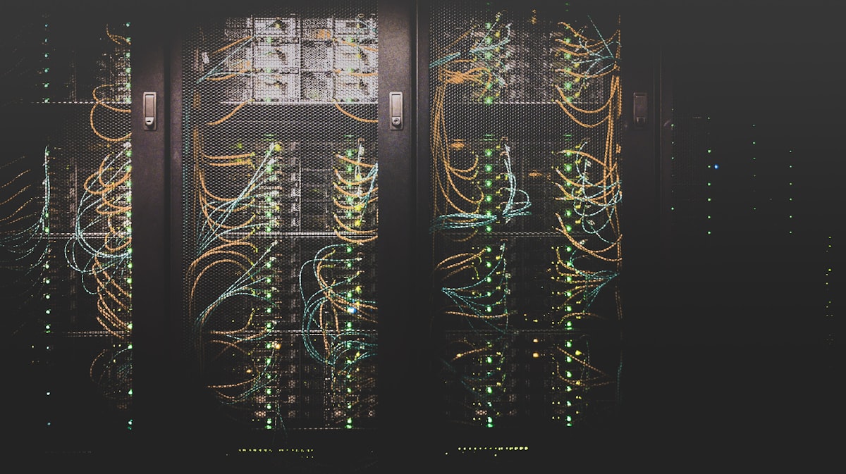 Server-Rack mit Netzwerkverkabelung